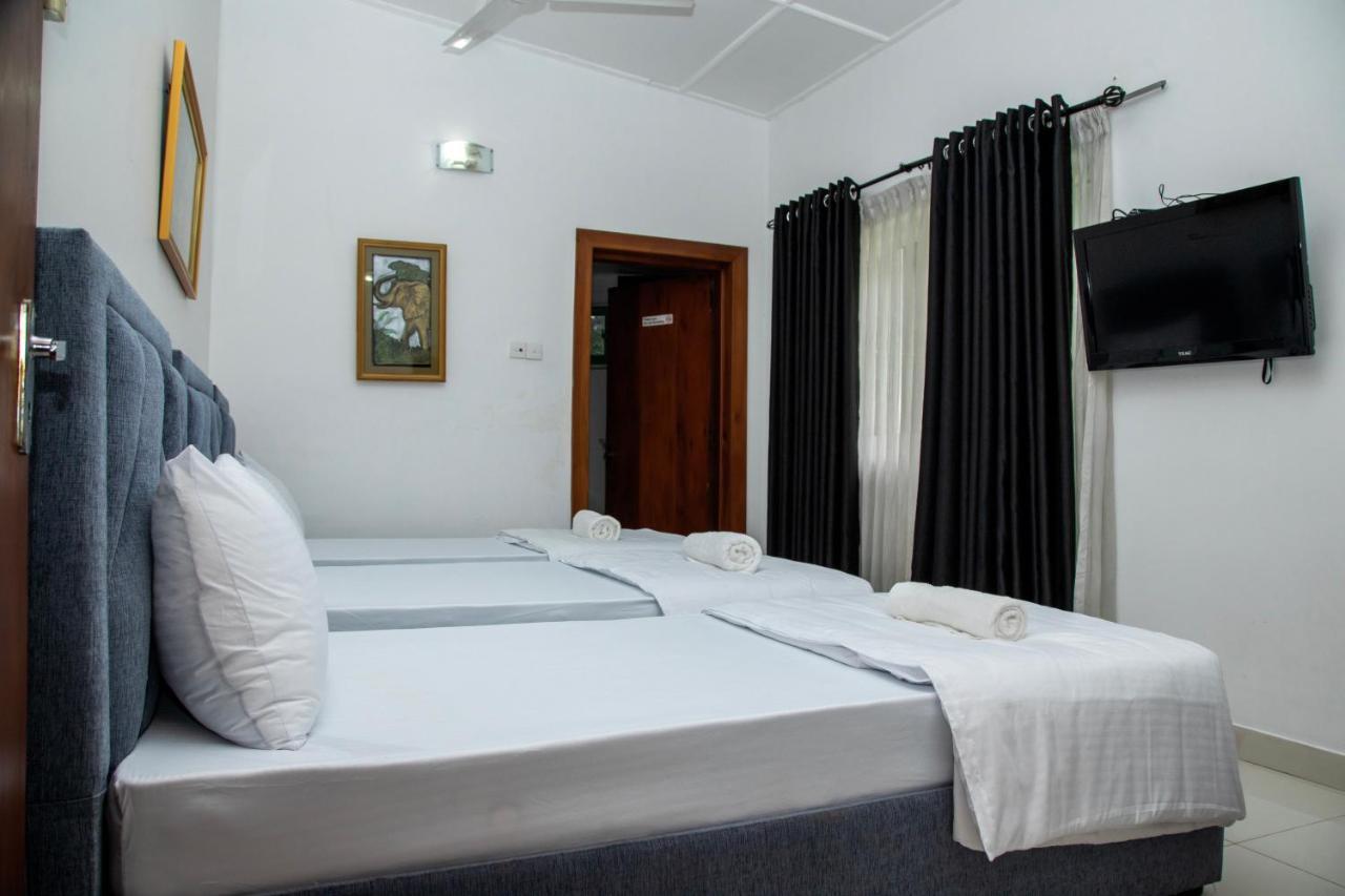 Funk Bunks - By The Lake Kandy Eksteriør bilde