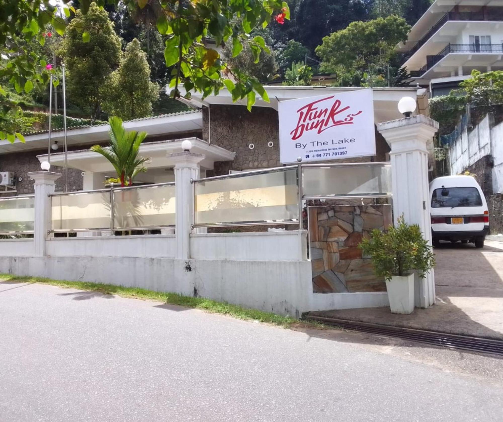 Funk Bunks - By The Lake Kandy Eksteriør bilde